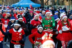 Više od dvije tisuće kostimiranih trkača i hodača sudjelovalo u Zagreb Advent Runu