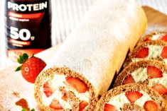 Proteinska rolada s jagodama (za 2 velike rolade)